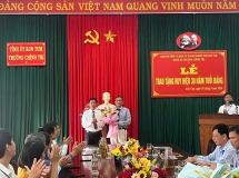 Đảng bộ Trường Chính trị tổ chức Lễ trao Huy hiệu 30 năm tuổi Đảng  cho đảng viên