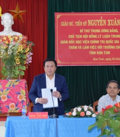 GS.TS Nguyễn Xuân Thắng làm việc tại Trường Chính trị tỉnh Kon Tum (4-2019)